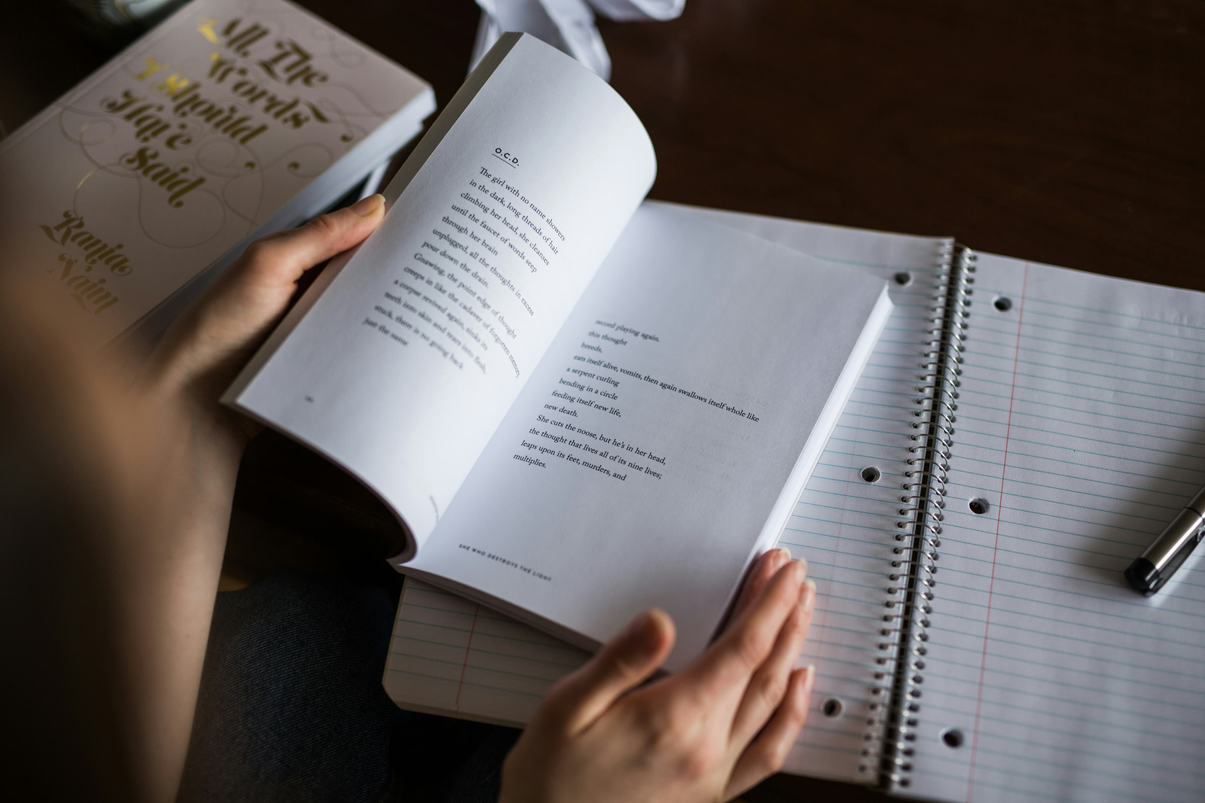 Auteur lisant un manuscrit
